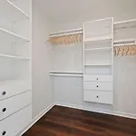 Skylight Suites By Saratoga Stays
