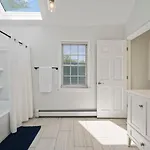 Skylight Suites By Saratoga Stays