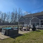 10 Bed Saratoga Home On 10 Acres - Amenities Include In-Ground Heated Pool, Hottub, Firepit, Kitchen, Master Suite W Kitchenette, Private Office