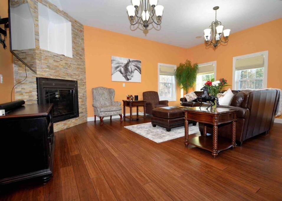 10 Bed Saratoga Home On 10 Acres - Amenities Include In-Ground Heated Pool, Hottub, Firepit, Kitchen, Master Suite W Kitchenette, Private Office * Saratoga Springs