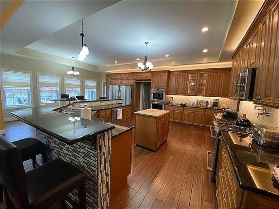 10 Bed Saratoga Home On 10 Acres - Amenities Include In-Ground Heated Pool, Hottub, Firepit, Kitchen, Master Suite W Kitchenette, Private Office
