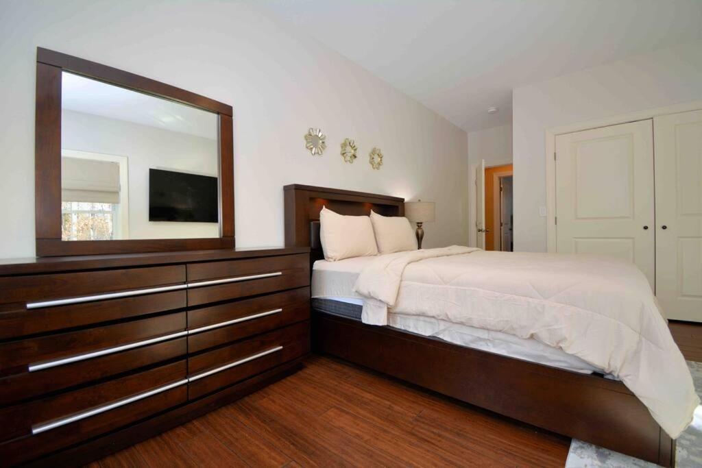 Holiday home 10 Bed Saratoga Home On 10 Acres - Amenities Include In-Ground Heated Pool, Hottub, Firepit, Kitchen, Master Suite W Kitchenette, Private Office