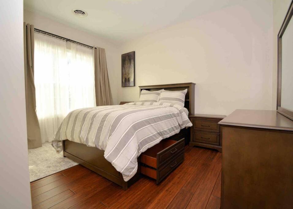 Holiday home 10 Bed Saratoga Home On 10 Acres - Amenities Include In-Ground Heated Pool, Hottub, Firepit, Kitchen, Master Suite W Kitchenette, Private Office