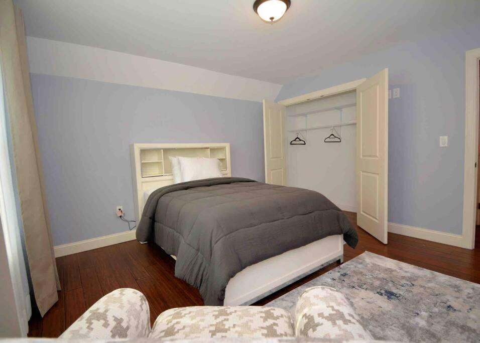 Holiday home 10 Bed Saratoga Home On 10 Acres - Amenities Include In-Ground Heated Pool, Hottub, Firepit, Kitchen, Master Suite W Kitchenette, Private Office *