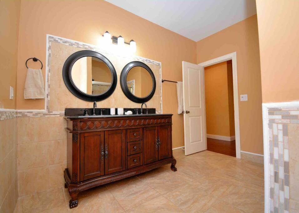 Holiday home 10 Bed Saratoga Home On 10 Acres - Amenities Include In-Ground Heated Pool, Hottub, Firepit, Kitchen, Master Suite W Kitchenette, Private Office