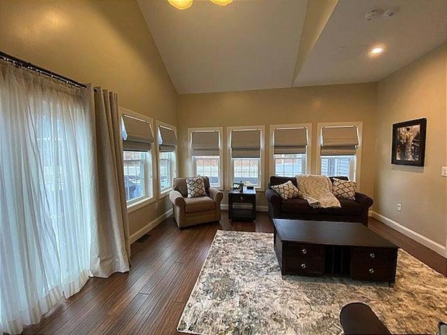 Holiday home 10 Bed Saratoga Home On 10 Acres - Amenities Include In-Ground Heated Pool, Hottub, Firepit, Kitchen, Master Suite W Kitchenette, Private Office Saratoga Springs