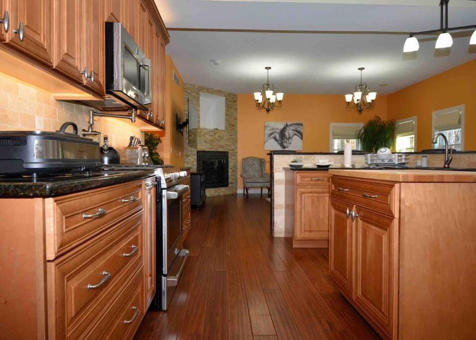 10 Bed Saratoga Home On 10 Acres - Amenities Include In-Ground Heated Pool, Hottub, Firepit, Kitchen, Master Suite W Kitchenette, Private Office *