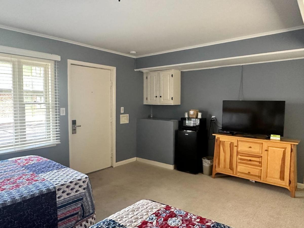 Community Court Motel 2*