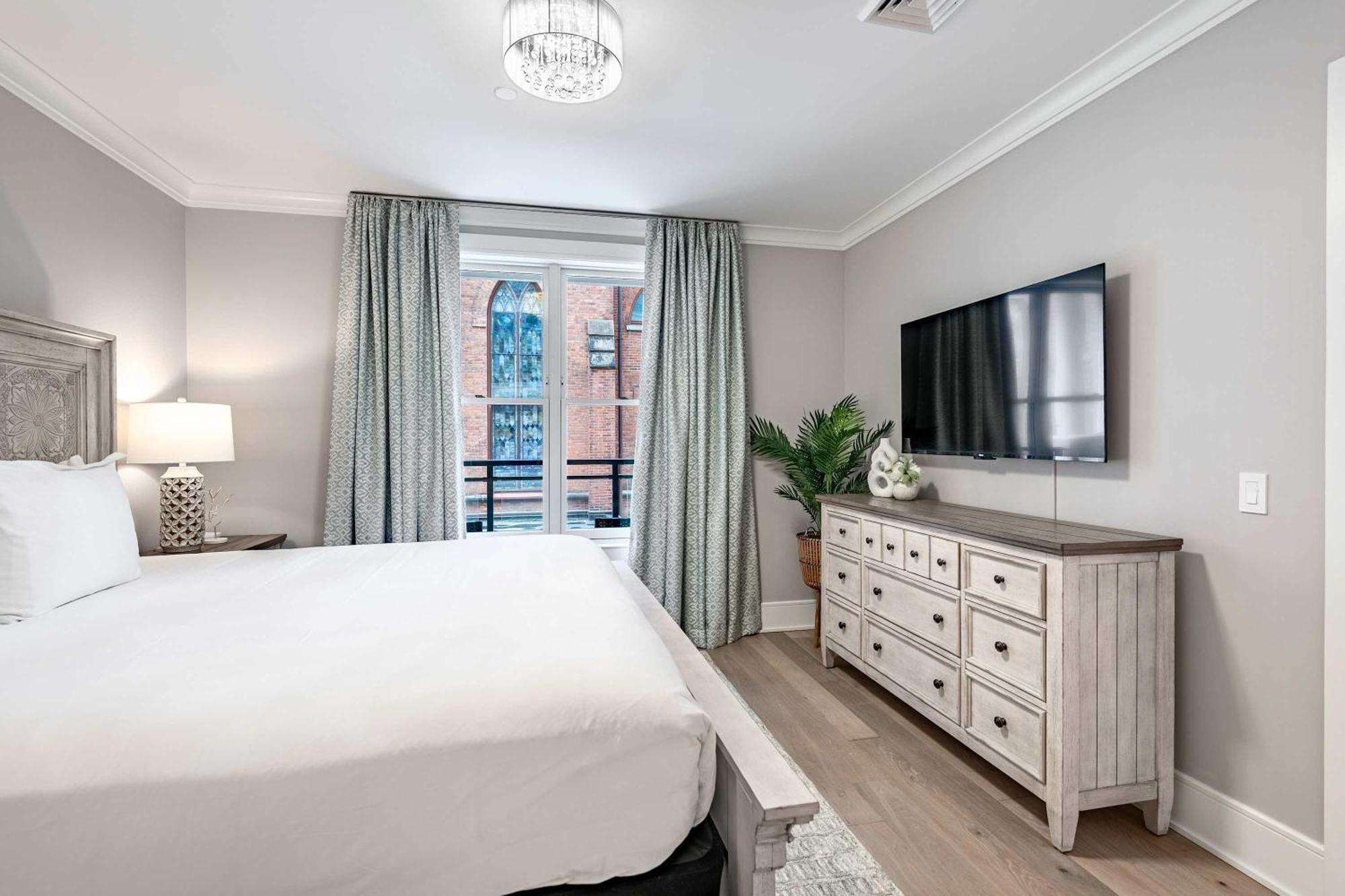 The Monarch On Broadway Holiday home *