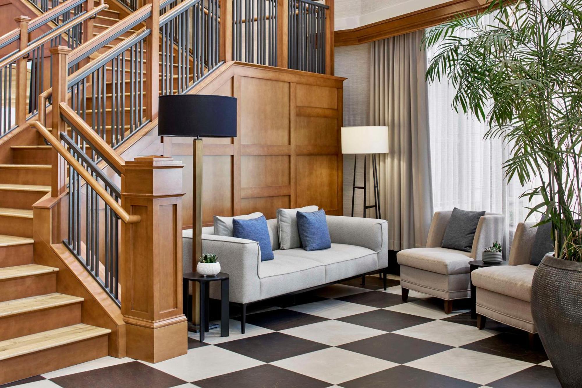 Hampton & Downtown Hotel 3*